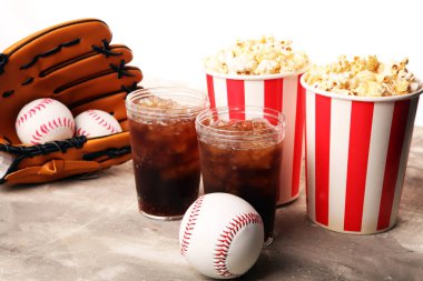 Masada patlamış mısır ve kola. Beyzbol partisi yemeği. 