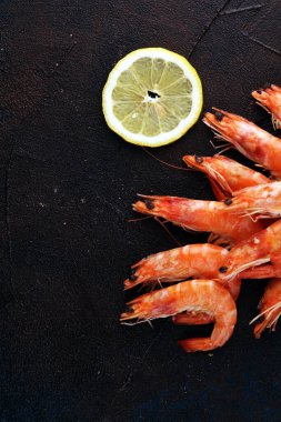 Çiğ taze karides Langostino Austral. Limonlu ve baharatlı karides.