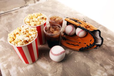 Masada patlamış mısır ve kola. Beyzbol partisi yemeği. 