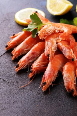 Çiğ taze karides Langostino Austral. Limonlu ve baharatlı karides.