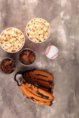 Masada patlamış mısır ve kola. Beyzbol partisi yemeği. 