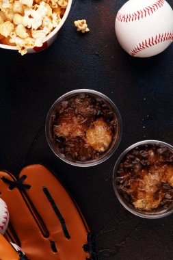 Masada patlamış mısır ve kola. Beyzbol partisi yemeği. 