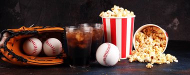 Masada patlamış mısır ve kola. Beyzbol partisi yemeği. 