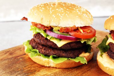 Salata ve peynirli lezzetli taze et burgerleri. Ev yapımı angus burger ve salata..