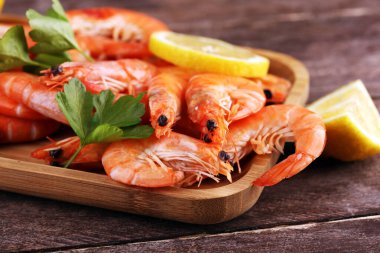 Çiğ taze karides Langostino Austral. Limonlu ve baharatlı karides.