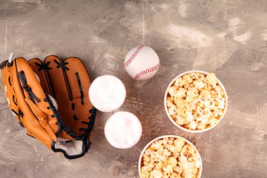 Bira ve patlamış mısır. Beyzbol partisi yemeği. 