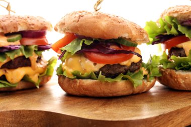 Salata ve peynirli lezzetli taze et burgerleri. Ev yapımı angus burger ve salata..