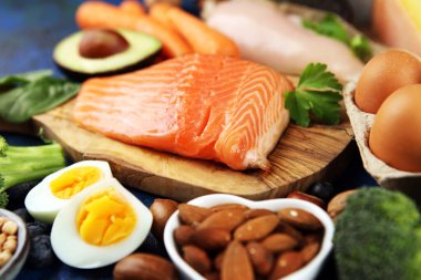 sağlıklı beslenme ve diyet konsepti - masada protein açısından zengin