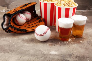 Bira ve patlamış mısır. Beyzbol partisi yemeği. 