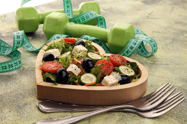 Authentieke Verse Salade Een Houten Hartvormige Beker Met Halters Oefenuitrusting — Stockfoto