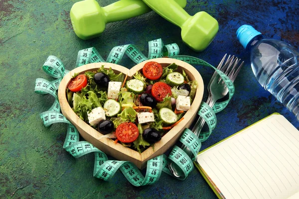 Authentique Salade Fraîche Dans Une Tasse Bois Forme Coeur Avec — Photo
