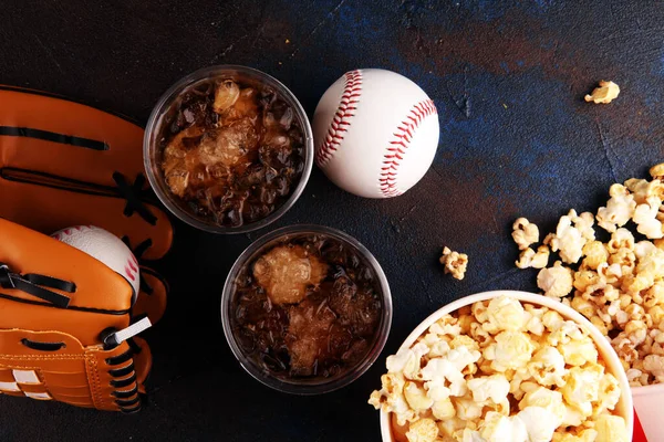 Masada patlamış mısır ve kola. Beyzbol partisi yemeği. 