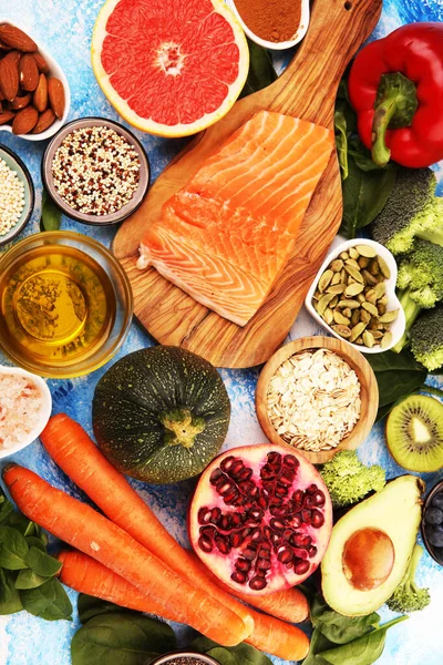 Sağlıklı gıda temiz yeme seçimi: arka planda balık, meyve, sebze, tahıl, yaprak sebzesi