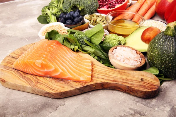 Selección Alimentos Sanos Limpios Pescado Frutas Verduras Cereales Verduras Hoja —  Fotos de Stock