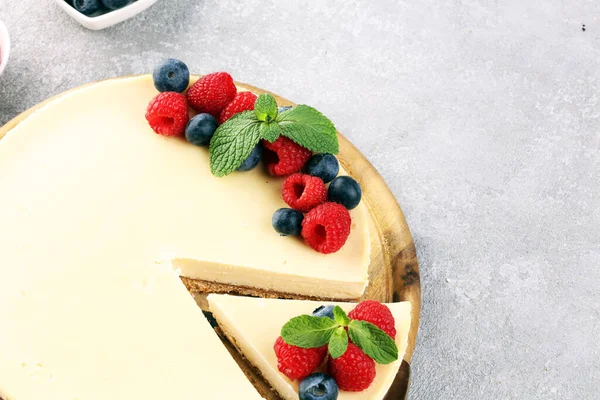 Cheesecake Caseiro Com Framboesas Frescas Hortelã Para Sobremesa Bolo Queijo — Fotografia de Stock