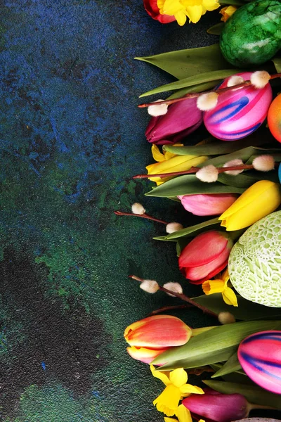 Œufs Pâques Tulipes Jonquilles Sur Fond Rustique Décoration Printanière Pour — Photo