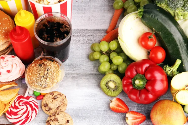 Alimentos Saudáveis Não Saudáveis Foto Conceito Alimentos Saudáveis Insalubres Frutas — Fotografia de Stock