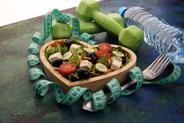 Authentieke Verse Salade Een Houten Hartvormige Beker Met Halters Oefenuitrusting — Stockfoto