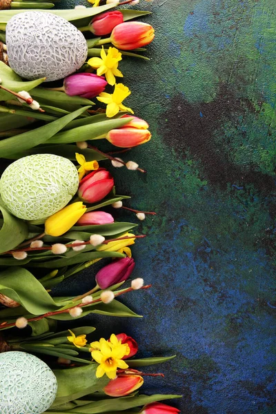 Huevos Pascua Tulipanes Narcisos Sobre Fondo Rústico Decoración Primavera Para —  Fotos de Stock