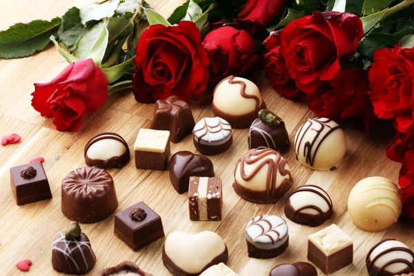 チョコレートプラリネとバラあなたが愛する女性のための完璧な組み合わせ バレンタインデー — ストック写真
