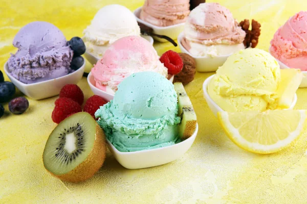 Verschiedene Eissorten Mit Frischen Blaubeeren Erdbeeren Kiwi Zitrone Vanille Auf — Stockfoto