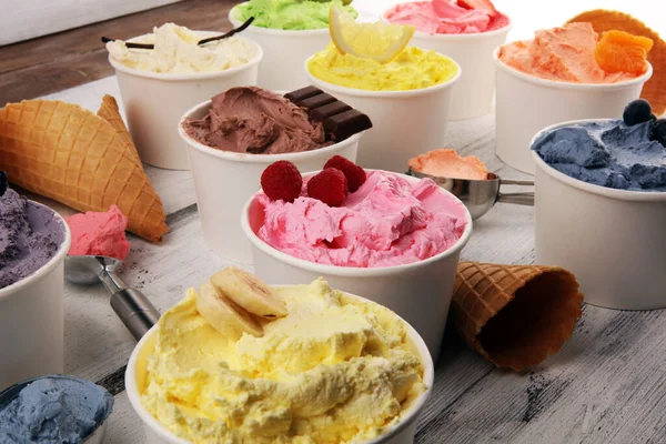 Taze yaban mersini, çilek, kivi, limon ve vanilya aromalı çeşitli dondurma çeşitleri. Yaz ve Tatlı dondurma