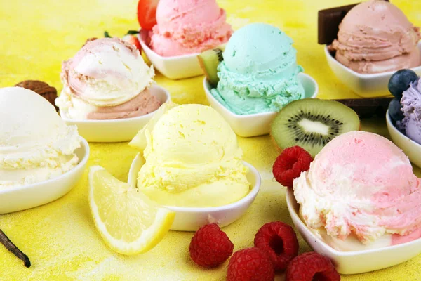 Verschiedene Eissorten Mit Frischen Blaubeeren Erdbeeren Kiwi Zitrone Vanille Auf — Stockfoto