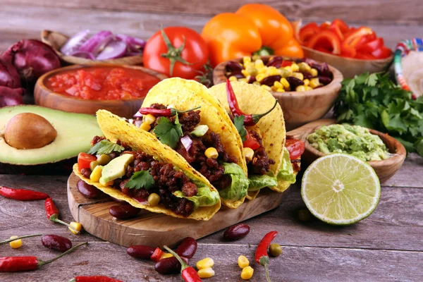 Meksykańskie Tacos Wołowiną Pomidorami Awokado Chili Cebulą — Zdjęcie stockowe