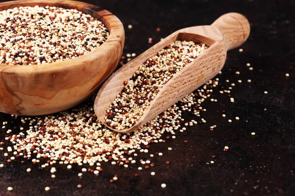 Tahta kaşıkta kırmızı, beyaz ve kahverengi kinoa seti.