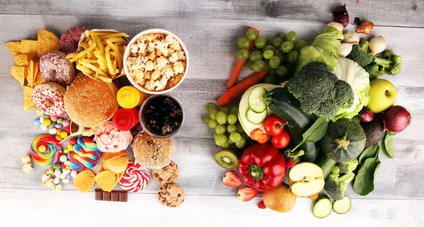 Sağlıklı Sağlıksız Yiyecekler Sağlıklı Sağlıksız Yiyeceklerin Konsept Fotoğrafı Meyveler Sebzeler — Stok fotoğraf