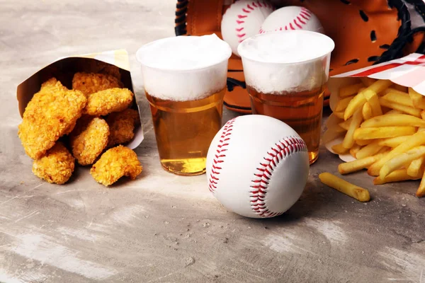 Tavuk Nugget Patates Kızartması Masada Bira Ile Birlikte Beyzbol Partisi — Stok fotoğraf
