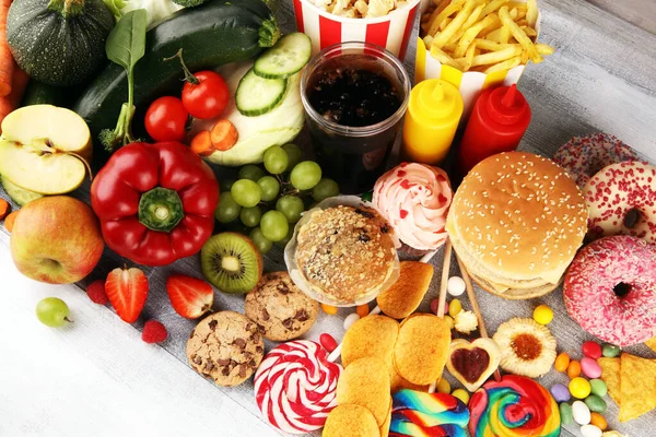 Egészséges Vagy Egészségtelen Étel Fogalmi Fotó Egészséges Egészségtelen Ételekről Gyümölcs — Stock Fotó