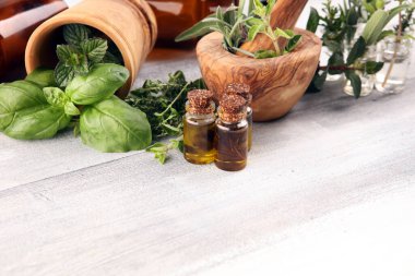 Homegrown ve aromatik otlar rustik arka plan üzerinde. Mutfak otlar kümesi. Adaçayı, kekik, kekik, fesleğen, nane ve kekik büyüyen yeşil.