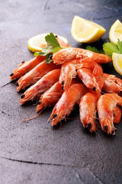Çiğ taze karides Langostino Austral. Limonlu ve baharatlı karides.