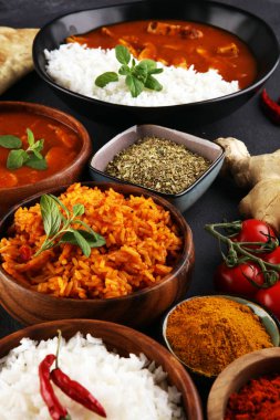 Tavuk tikka masala baharatlı körili et yemeği pilav ve naan ekmeği. Tavuk ve körili Hint yemeği.