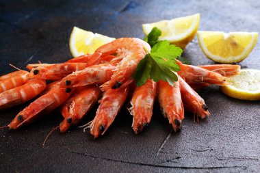 Çiğ taze karides Langostino Austral. Limonlu ve baharatlı karides.