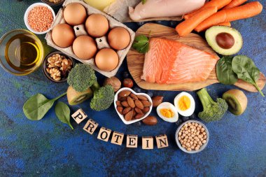 Sağlıklı beslenme ve diyet konsepti. Protein açısından zengin. Tahta harfli protein içeren.