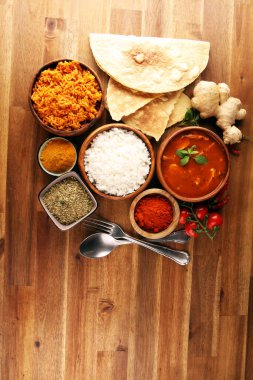 Tavuk tikka masala baharatlı körili et yemeği pilav ve naan ekmeği. Tavuk ve körili Hint yemeği.