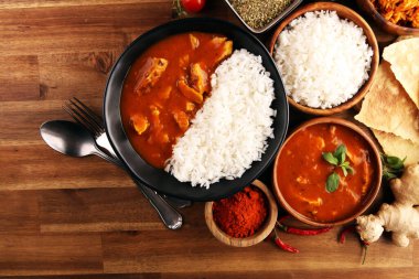 Tavuk tikka masala baharatlı körili et yemeği pilav ve naan ekmeği. Tavuk ve körili Hint yemeği.