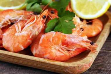 Çiğ taze karides Langostino Austral. Limonlu ve baharatlı karides.