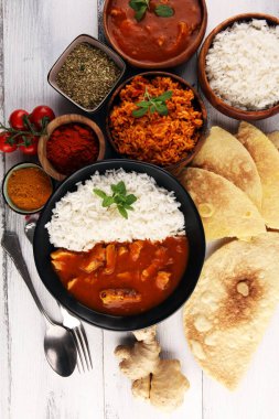 Tavuk tikka masala baharatlı körili et yemeği pilav ve naan ekmeği. Tavuk ve körili Hint yemeği.