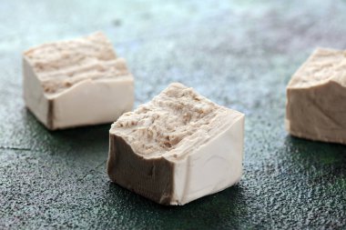 Kuru maya parçalandı ve masayı pişirmek için maya bloğu yapıldı.