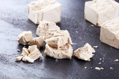 Kuru maya parçalandı ve masayı pişirmek için maya bloğu yapıldı.