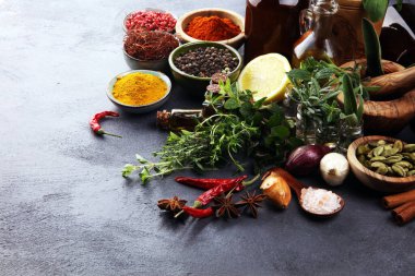 Baharatlar ve otlar masada. Sofrada yemek ve mutfak malzemeleri