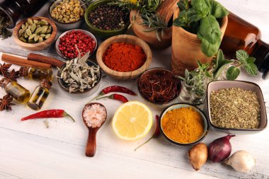 Baharatlar ve otlar masada. Sofrada yemek ve mutfak malzemeleri