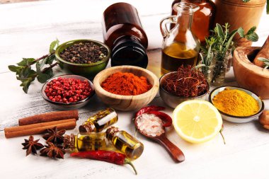Baharatlar ve otlar masada. Sofrada yemek ve mutfak malzemeleri