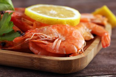 Çiğ taze karides Langostino Austral. Limonlu ve baharatlı karides.