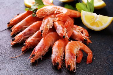 Çiğ taze karides Langostino Austral. Limonlu ve baharatlı karides.