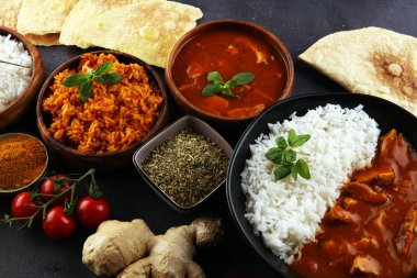 Tavuk tikka masala baharatlı körili et yemeği pilav ve naan ekmeği. Tavuk ve körili Hint yemeği.