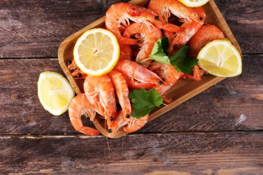 Çiğ taze karides Langostino Austral. Limonlu ve baharatlı karides.